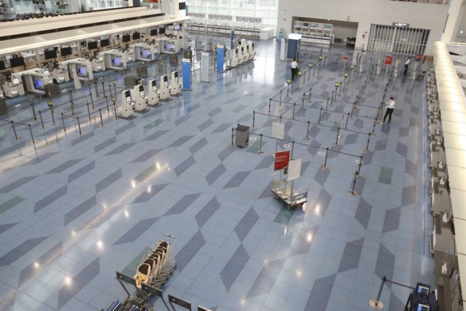 [도쿄=AP/뉴시스]1일 일본 도쿄의 하네다 국제공항 출국장이 코로나19로 여행객이 거의 없어 한산한 모습을 보인다. 2020.09.01.