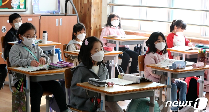 대전 중구 한 초등학교 2학년 교실에서 학생들이 수업을 듣고 있다.2020.10.20/뉴스1 © News1 김기태 기자