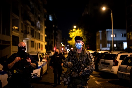 신부를 저격한 테러가 발생한 프랑스 중부도시 리옹의 그리스정교회 앞에서 경찰이 현장을 통제하고 있다./사진=AFP