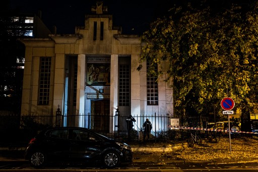 그리스인 신부가 총탄에 맞아 쓰러진 프랑스 중부도시 리옹 시내의 그리스정교회 건물. 경찰이 바리케이트를 치고 접근을 막고 있다./사진=AFP