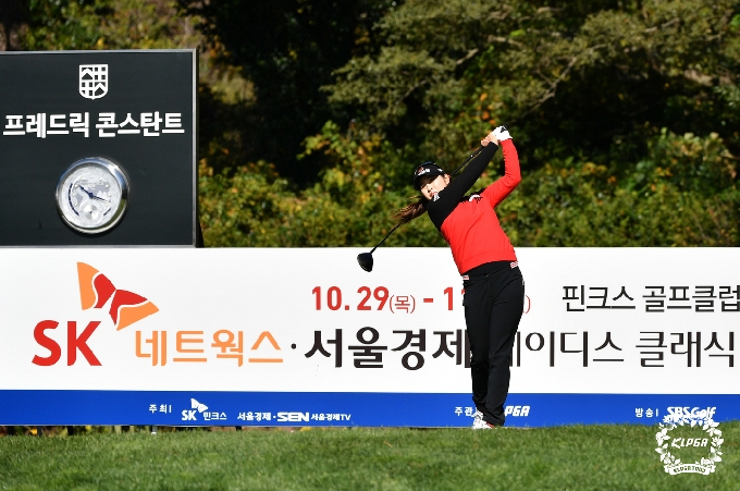 [사진] 티샷 날리는 김지현