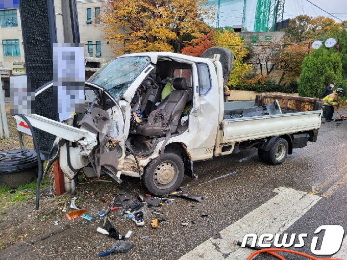 1일 오전 8시 25분쯤 인천시 서구의 한 왕복 4차선 도로에서 주행중이던 1톤 트럭이 가로등을 들이 받았다.(인천서부소방서제공)2020.11.2/뉴스1 © News1 정진욱 기자