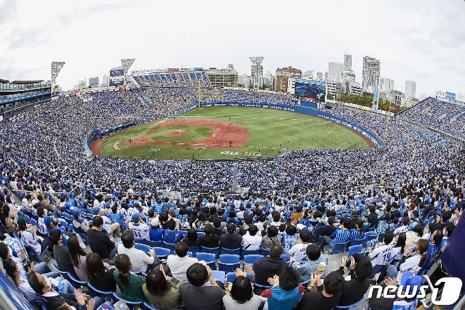 지난 2일 일본 가나가와현 요코하마시 요코하마 스타디움에서 열린 요코하마 DeNA 베이스타스와 한신 타이거스의 경기에 관중 2만7850명이 운집했다. © AFP=뉴스1