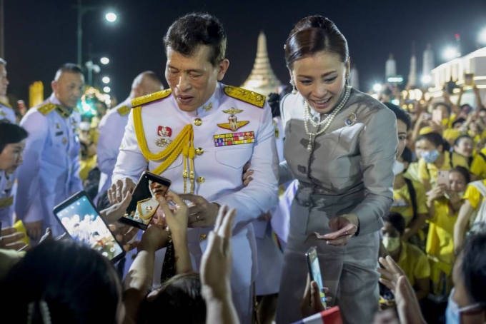 마하 와치랄롱꼰(왼쪽) 태국 국왕과 수티다 왕비가 1일(현지시간) 태국 방콕에서 지지자들과 인사를 나누고 있다. 2020.11.02. /사진제공=AP/뉴시스