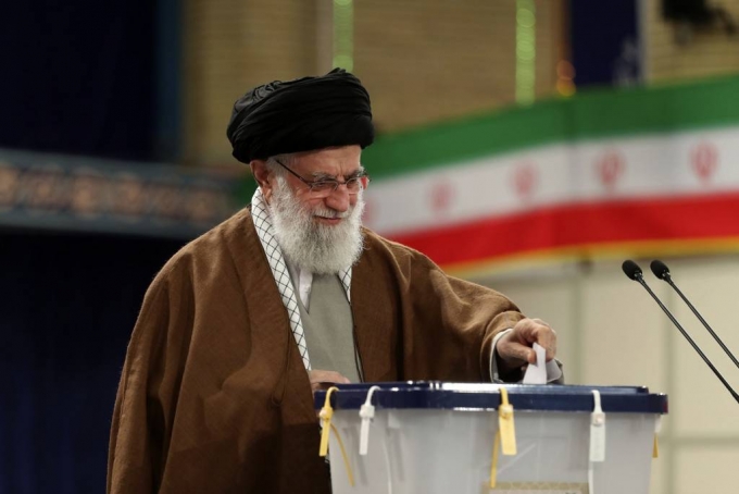 아야톨라 세예드 알리 하메네이 이란 최고지도자가 지난 2월 21일(현지시간) 테헤란에 위치한 총선 투표소에서 투표를 하고 있다. /사진=AP/뉴시스
