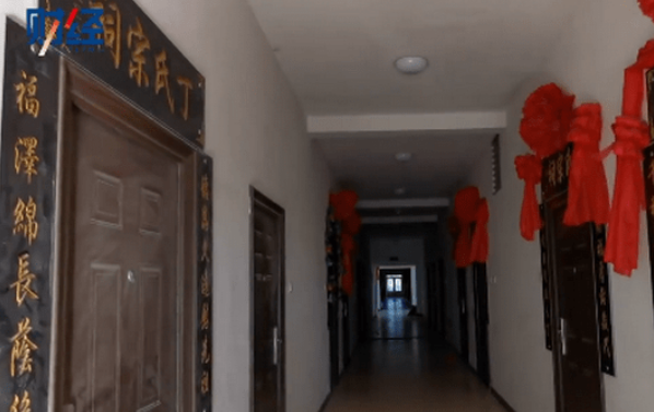 중국 톈진의 '귀신 아파트'. 평범한 아파트로 보이나 각 문 안에는 사람 대신 망자의 유골함이 안치돼 있다. / 사진 = 소후망