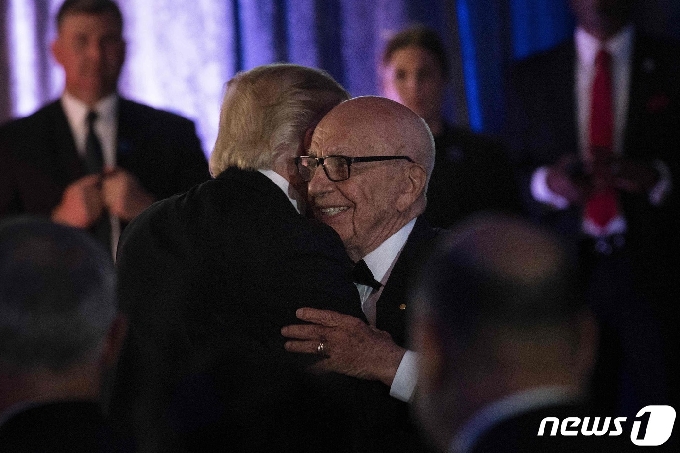 지난 2017년 5월 도널드 트럼프 미국 대통령과 언론재벌 루버트 머독이 한 참전용사 행사장에서 만나 포옹하는 모습.© AFP=뉴스1