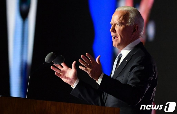 조 바이든 미국 대통령 당선인이 7일(현지시간) 델라웨어주 윌밍턴에서 가진 대선 승리 연설에서 "미국을 전 세계에서 존경받는 나라로 다시 만들겠다"고 밝히고 있다./사진=(윌밍턴 AFP=뉴스1)
