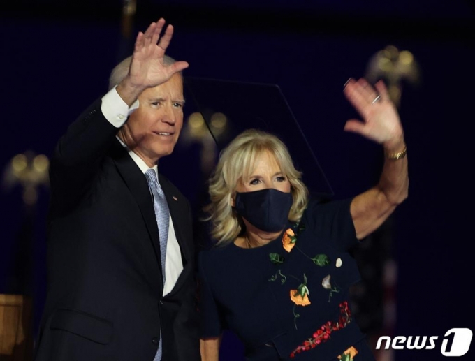 조 바이든 미국 대통령 당선인이 7일(현지시간) 델라웨어주 윌밍턴에서 대선 승리 연설을 한 뒤 부인 질 바이든 여사와 손을 흔들고 있다./사진=(윌밍턴 AFP=뉴스1)