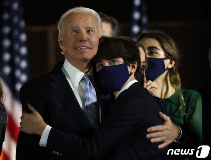 조 바이든 미국 대통령 당선인이 7일(현지시간) 델라웨어주 윌밍턴에서 대선 승리 연설을 마치고 무대에서 손자를 포옹하고 있다./사진=(윌밍턴 AFP=뉴스1)