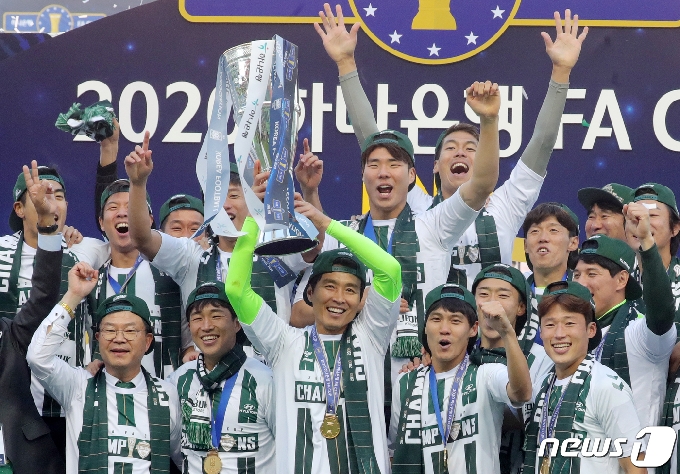 [사진] 국A컵 우승 트로피까지 들어올리며 '더블' 달성 만끽하는 이동국