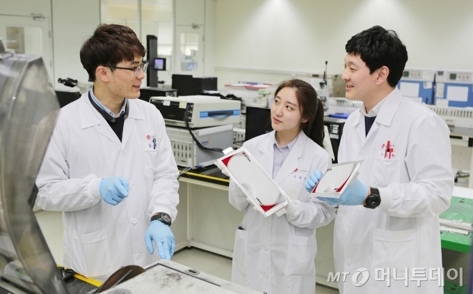 LG화학 전기차 배터리 R&D(연구개발) 연구원들이 배터리 연구결과에 대해 의견을 나누고 있다. /사진제공=LG