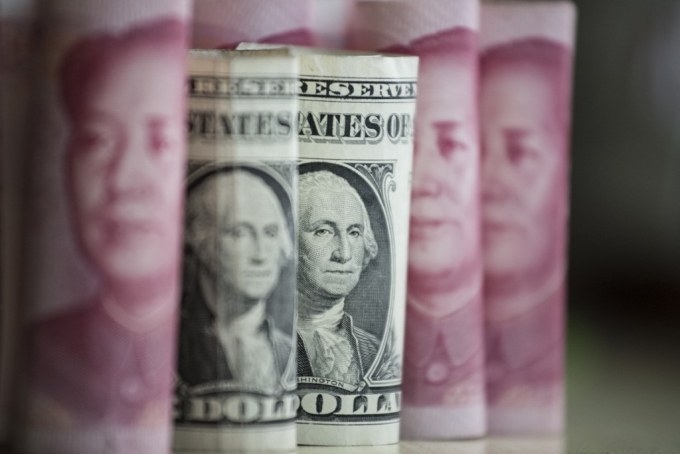 미국 달러화(가운데)와 중국 위안화 /사진=AFP