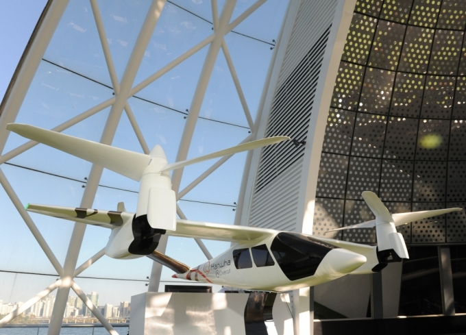 한화시스템, 에어택시 모형 첫 공개…김포공항에 UAM 허브 구축한다
