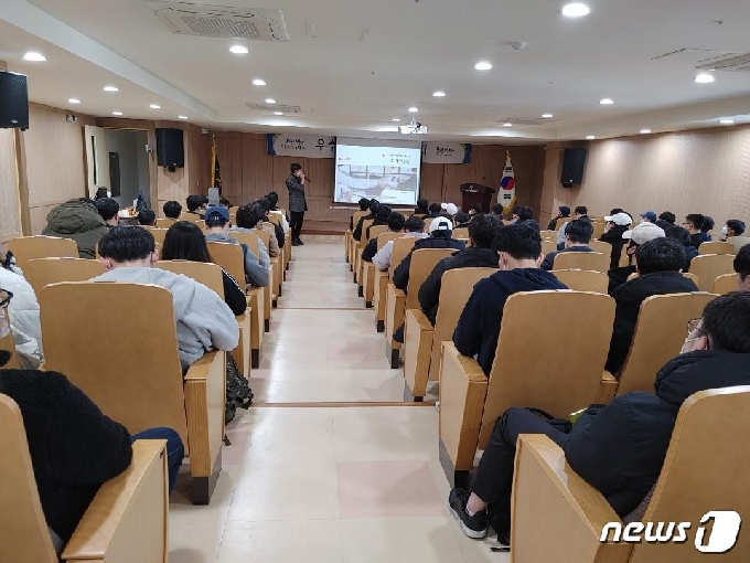 한국폴리텍Ⅳ대학 대전캠퍼스는 11일 교내에서 취업을 희망하는 재학생들을 대상으로 채용설명회를 개최했다. © 뉴스1
