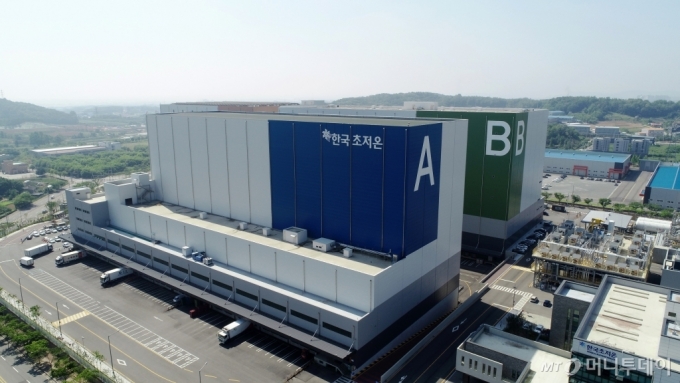 한국초저온이 경기도 평택 오성산업단지 내에서 운영하고 있는 세계 최초의 에너지자립형 초저온 복합물류센터/사진제공=SK㈜