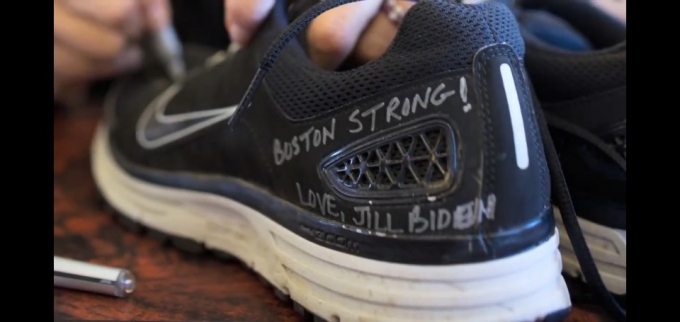 질 바이든 여사가 보스턴마라톤 희생자를 추모하며 헌화한 운동화/사진=백악관 유튜브 캡쳐