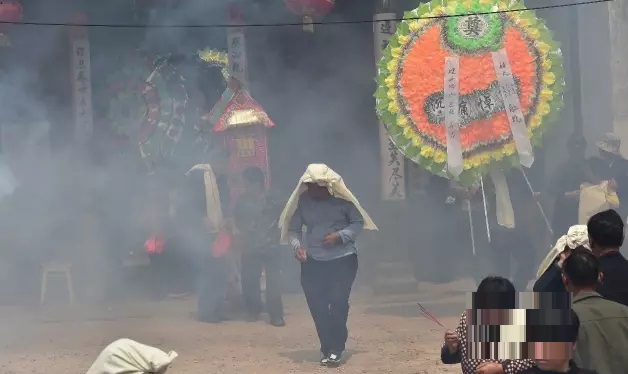 중국 안후이 성의 한 장례식장. 폭죽 연기가 매캐하다. / 사진 = 바이두
