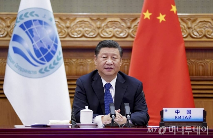[베이징=신화/뉴시스]시진핑 중국 국가주석이 10일 중국 베이징에서 열린 제20차 상하이협력기구(SCO) 정상회의에 참석해 화상 연설을 하고 있다. 시진핑 주석은 이 자리에서 "다자주의가 일방주의를 이긴다는 것은 역사가 증명했고 앞으로도 계속 증명할 것"이라고 밝혔다. 2020.11.11.