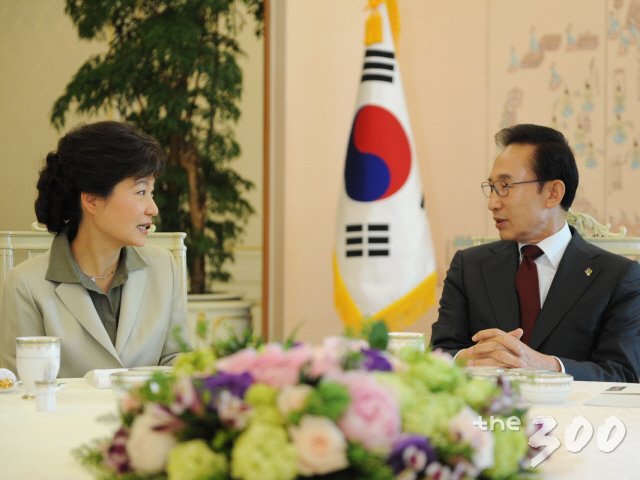 2011년 6월 3일 당시 이명박 대통령과 박근혜 한나라당 의원이 청와대에서 오찬 회동을 갖고 있다.