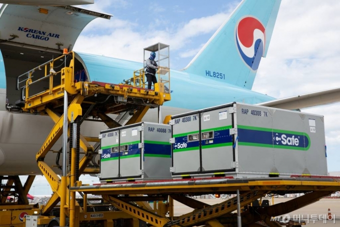 [서울=뉴시스] 특수 컨테이너가 대한항공 화물기에 탑재되고 있는 모습. (사진=대한항공 제공) 2020.10.07.   photo@newsis.com