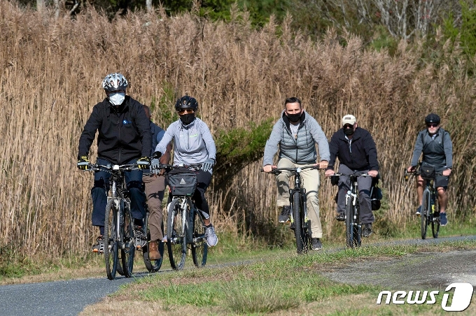 [사진] 경호 받으며 부인과 자전거 타는 바이든