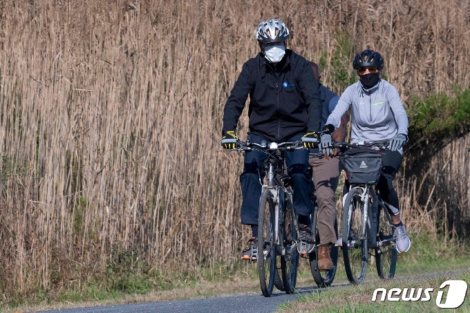 [사진] 부인과 공원서 자전거 타는 바이든