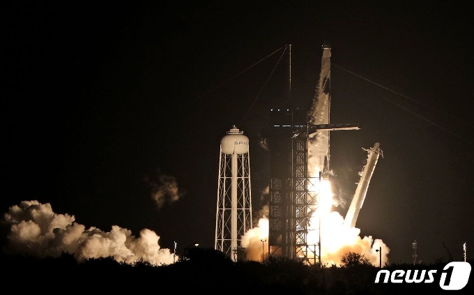 [사진] 유인 캡슐 싣고 이륙하는 스페이스X의 팰컨9 로켓