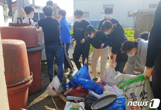 보해양조 젊은잎새 봉사단원들이 14일 광주 동곡동에서 쓰레기 수거 등 봉사활동을 하고 있다.(보해양조 제공)2020.11.16 /뉴스1 © News1