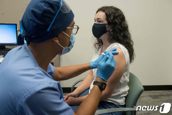 미국 미시간주 디트로이트에서 모더나의 코로나19 백신을 접종받는 임상시험 참가자 © AFP=뉴스1