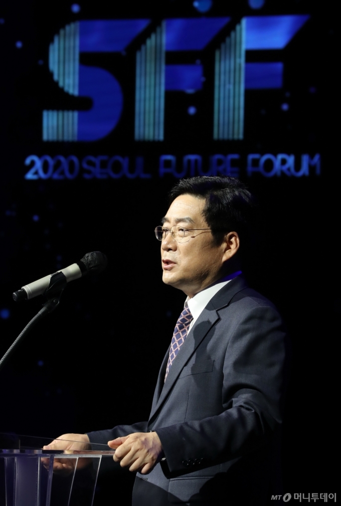 [사진]'2020 서울퓨처포럼' 환영사하는 유승호 대표
