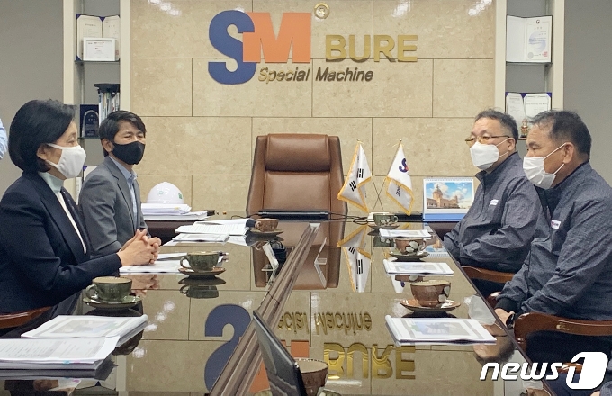 [사진] 박영선 중기부 장관, 광주 방역소독 생산업체 방문