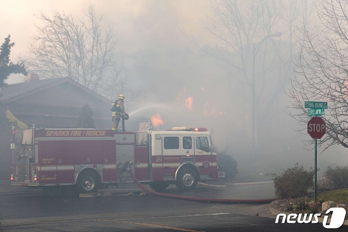 [사진] 네바다 산불 연기로 덮인 주택가 불 끄는 소방대원