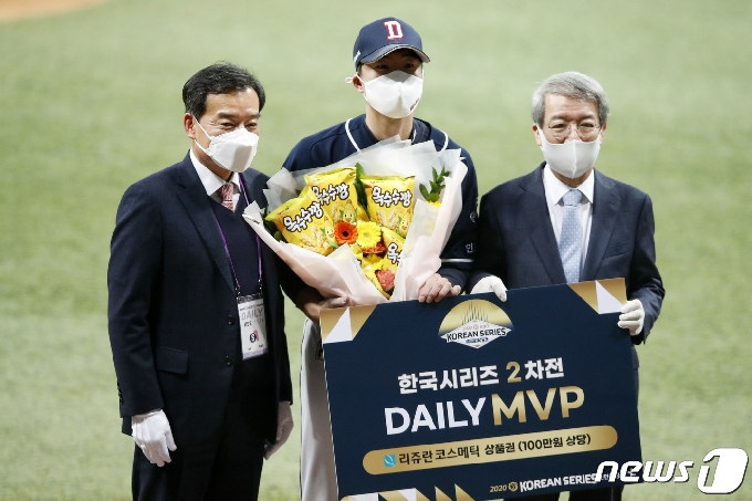 [사진] 한국시리즈 2차전 'MVP는 두산 김재호'