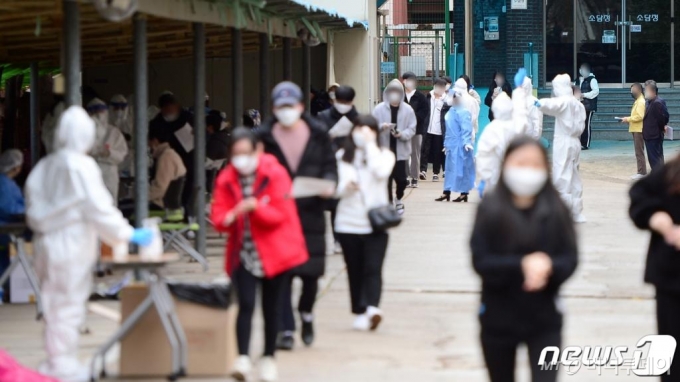22일 오전 광주 광산구 숭덕고등학교 재학생들이 신종 코로나바이러스 감염증(코로나19) 진단 검사를 받고 있다. /사진제공=뉴스1