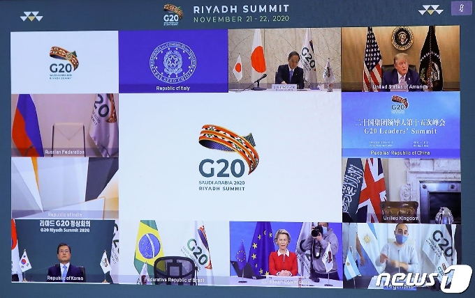 21일(현지시간)열린 주요 20개국(G20) 화상 정상회의. 화면 오른쪽 상단에 도널드 트럼프 미국 대통령이 발언하는 모습이 보인다. © AFP=뉴스1