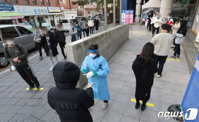 지난 21일 서울 동작구보건소 선별진료소가 검사를 받기 위한 시민들로 북적이고 있다./사진제공=뉴스1