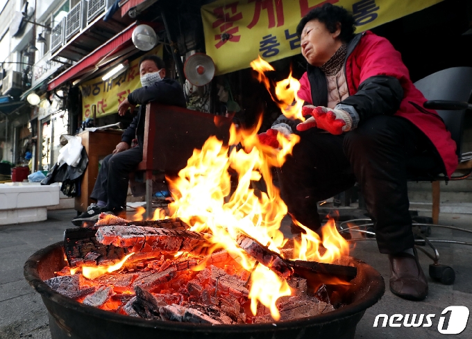 전국 곳곳에서 한파주의보가 뱔효된 9일 서울 중구 중림시장에서 상인들이 모닥불을 쬐고 있다. 2020.11.9/뉴스1 © News1 이동해 기자