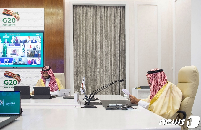 [사진] G20 화상 정상회의 참석한 사우디 국왕과 왕세자