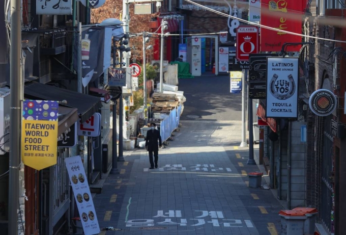 오는 24일 자정부터 수도권의 사회적 거리두기가 2단계로 격상되는 가운데 23일 서울 용산구 이태원 거리가 한산한 모습을 보이고 있다. / 사진=이기범 기자 leekb@
