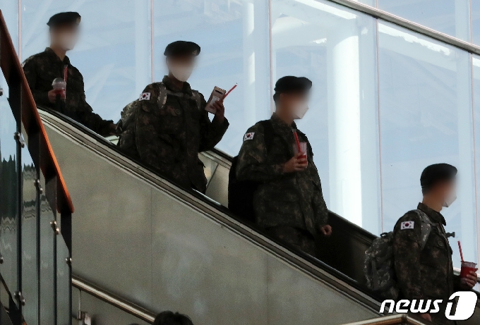 [사진] '철원 육군부대 코로나 비상' 휴가 복귀하는 군 장병들