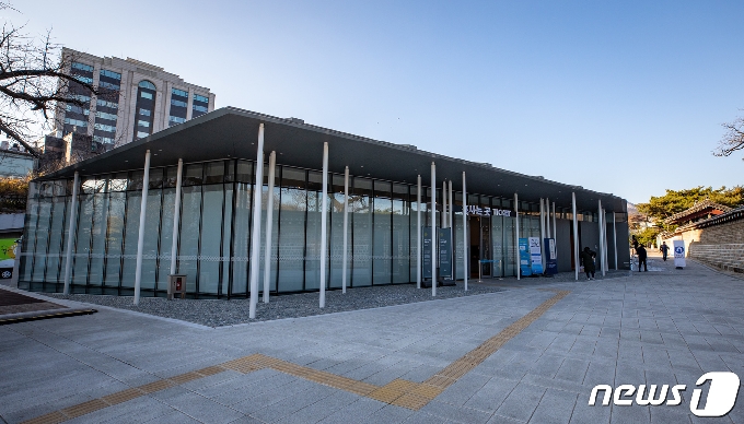 [사진] 승효상 건축가 설계한 창덕궁 종합관람지원센터 완공