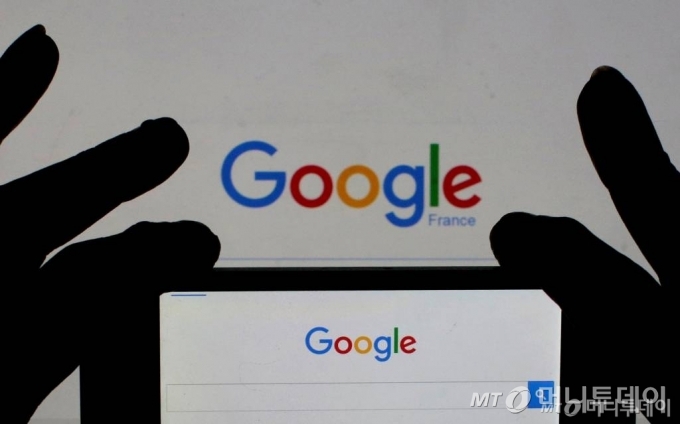 A woman holds her smart phone which displays the Google home page, in this picture illustration taken February 24, 2016. REUTERS/Eric Gaillard/Illustration/File PhotoERIC GAILLARD / / 사진제공=로이터 뉴스1
