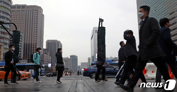 18일 오전 서울 광화문 사거리에서 출근길 시민들이 발걸음을 재촉하고 있다. 2020.11.18/뉴스1 © News1 황기선 기자