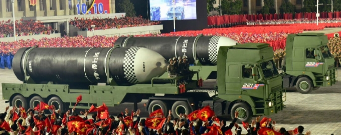 북한이 '국가방위력 강화를 위하여'라는 제목으로 낸 화보집. 사진은 신형 SLBM.(외국문출판사 갈무리)© 뉴스1