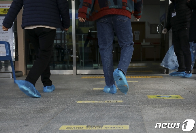 중등교사 임용시험이 실시된 21일 오전 수험생들이 비닐봉투로 신발을 감싼채 울산 남구 중앙중학교에 마련된 고사장으로 향하고 있다. 2020.11.21/뉴스1 © News1 윤일지 기자