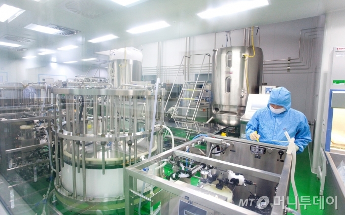 SK바이오사이언스 연구원이 경북 안동 백신공장 L하우스에서 독감백신 생산을 위해 세포를 배양하고 있다. / 사진제공=SK바이오사이언스