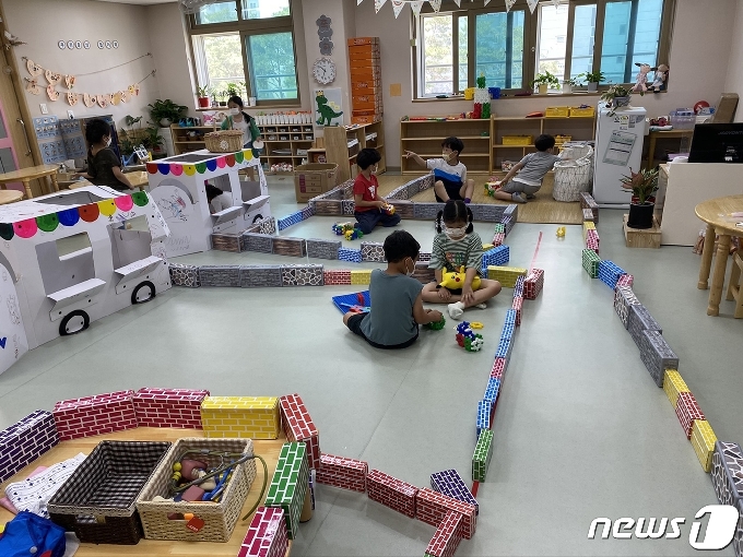 대구 포산유치원 유아들이 ‘렛츠 플레이'를 통해 다양한 놀이를 하고 있다.(대구 달성교육지원청 제공)© 뉴스1