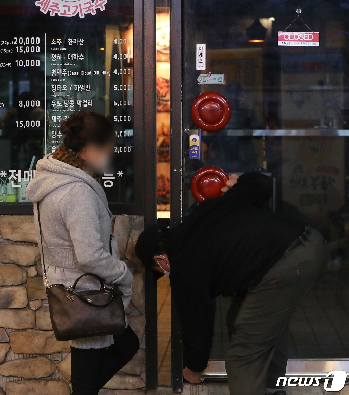 [사진] '9시 땡' 문 닫은 식당