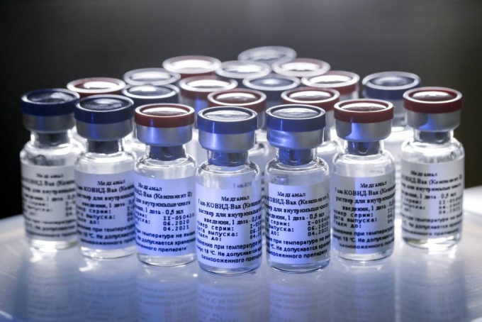러시아는 11일(현지시간) 신종 코로나바이러스 감염증(코로나19) 백신 '스푸트니크V(사진)'이 세계최초로 공식 등록됐다고 발표했다. 사진은 모스크바 소재 니콜라이 가말레야 국립 전염병학 및 미생물학 센터에 백신이 진열돼있는 모습. 2020.8.12./사진=[모스크바=AP/뉴시스]